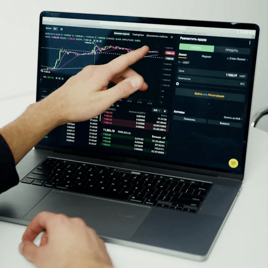 QuantumTraderX suorituskykyanalytiikan havainnollistaminen